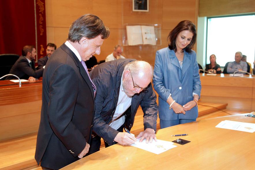 Presentación de la Campaña Juego Limpio - Imagen del alcalde García de Vinuesa y otras personas, una de ellas firmando el protocolo de la campaña.