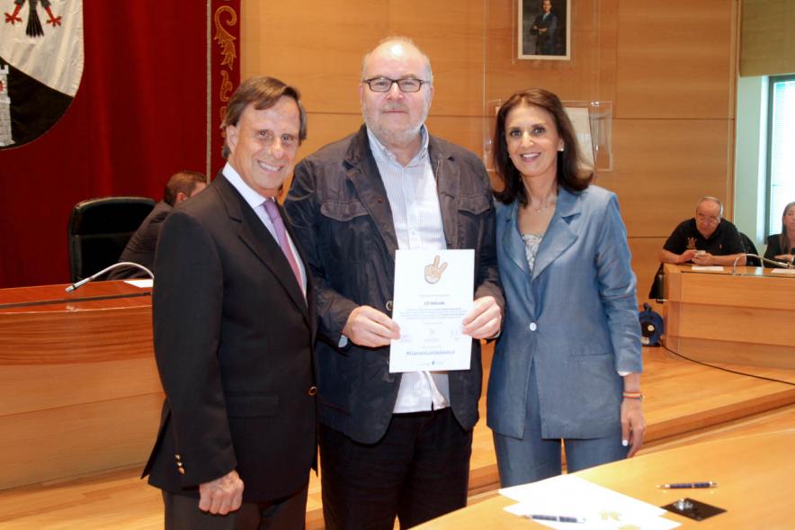 Presentación de la Campaña Juego Limpio - Imagen del alcalde García de Vinuesa y otras personas posando después de haber firmado el protocolo de la campaña.