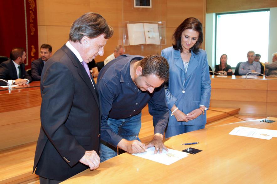 Presentación de la Campaña Juego Limpio - Imagen del alcalde García de Vinuesa y otras personas, una de ellas firmando el protocolo de la campaña.