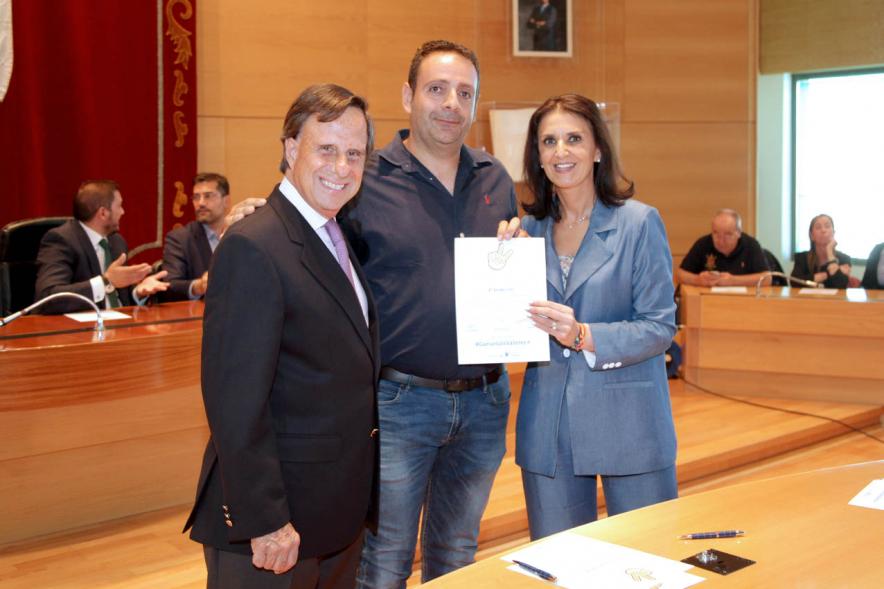 Presentación de la Campaña Juego Limpio - Imagen del alcalde García de Vinuesa y otras personas posando después de haber firmado el protocolo de la campaña.