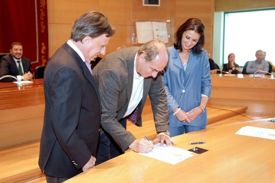 Presentación de la Campaña Juego Limpio - Imagen del alcalde García de Vinuesa y otras personas, una de ellas firmando el protocolo de la campaña.