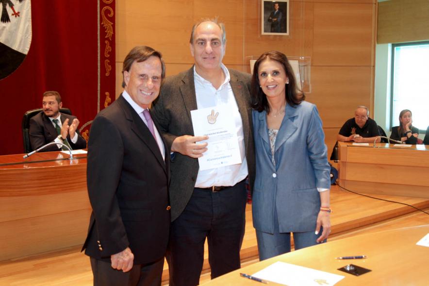 Presentación de la Campaña Juego Limpio - Imagen del alcalde García de Vinuesa y otras personas posando después de haber firmado el protocolo de la campaña.