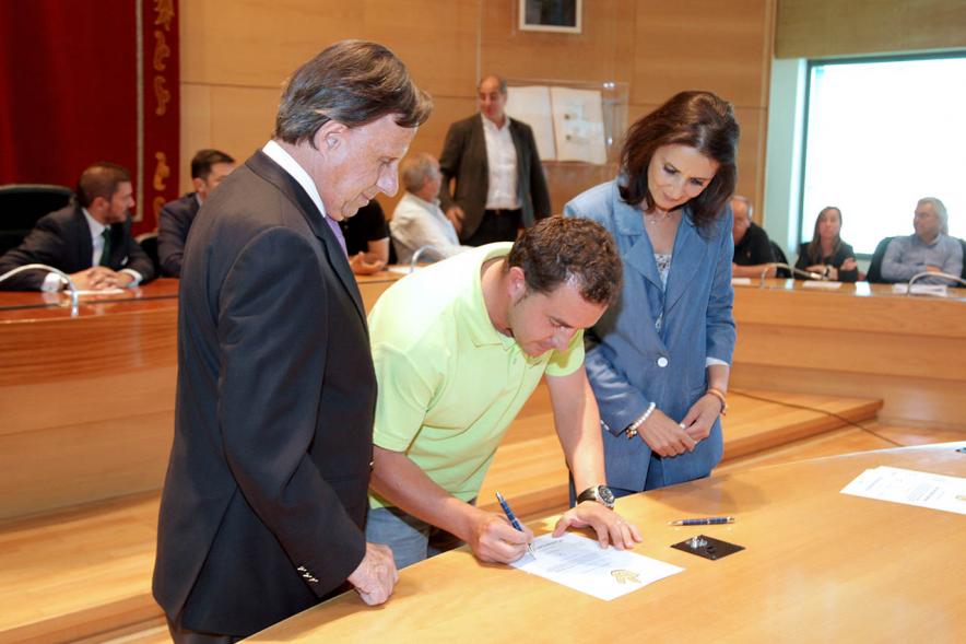 Presentación de la Campaña Juego Limpio - Imagen del alcalde García de Vinuesa y otras personas, una de ellas firmando el protocolo de la campaña.