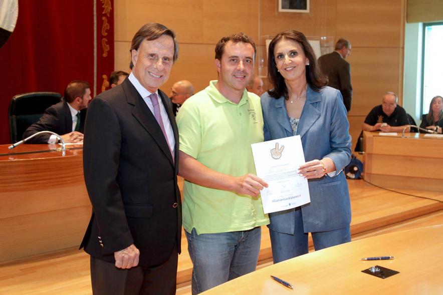 Presentación de la Campaña Juego Limpio - Imagen del alcalde García de Vinuesa y otras personas posando después de haber firmado el protocolo de la campaña.