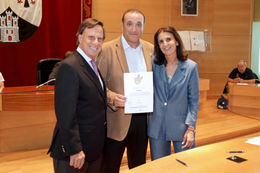 Presentación de la Campaña Juego Limpio - Imagen del alcalde García de Vinuesa y otras personas posando después de haber firmado el protocolo de la campaña.