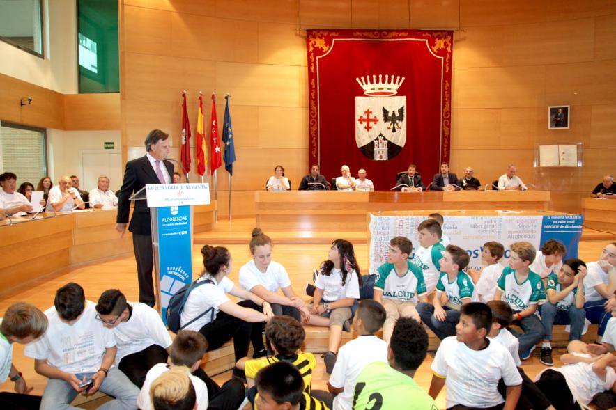 Presentación de la Campaña Juego Limpio - Imagen del alcalde García de Vinuesa dirigiendo unas palabras a los asistentes y rodeado de jóvenes.