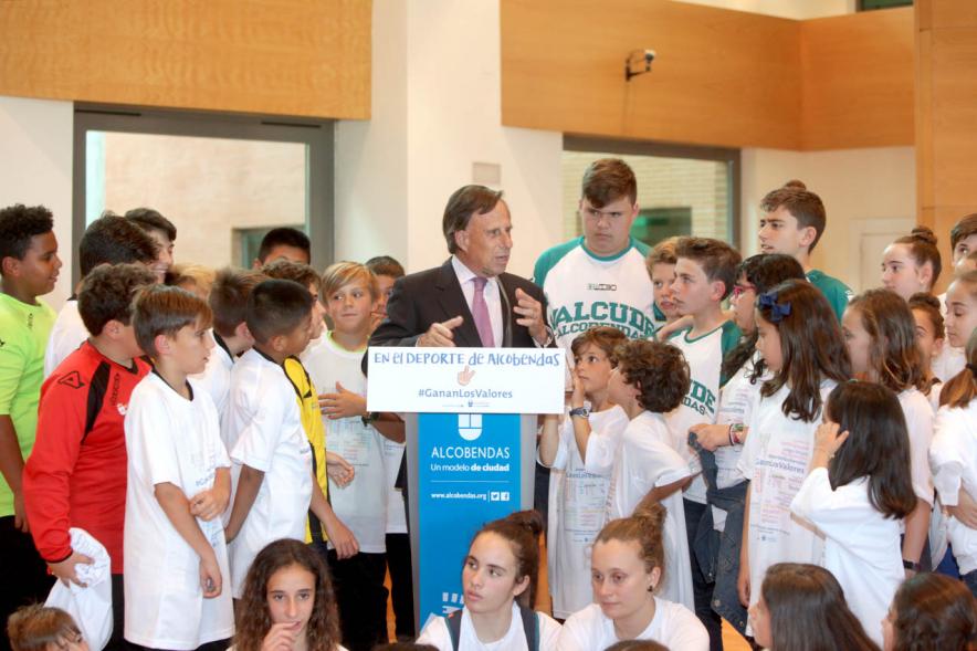 Presentación de la Campaña Juego Limpio - Imagen del alcalde García de Vinuesa dirigiendo unas palabras a los asistentes y rodeado de jóvenes.