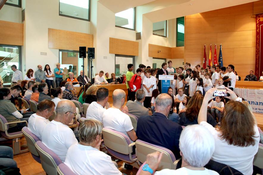 Presentación de la Campaña Juego Limpio - Imagen lejana del alcalde García de Vinuesa dirigiendo unas palabras a los asistentes y rodeado de jóvenes.