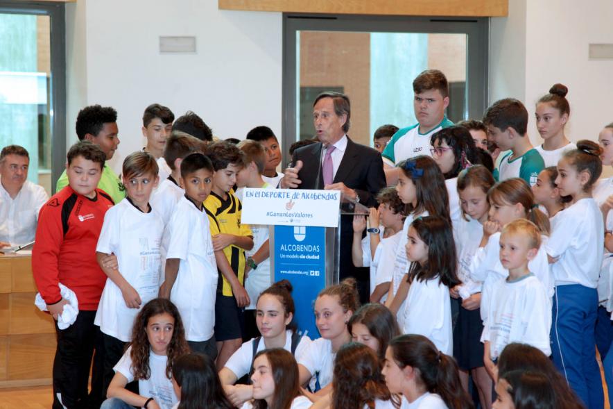 Presentación de la Campaña Juego Limpio - Imagen del alcalde García de Vinuesa dirigiendo unas palabras a los asistentes y rodeado de jóvenes.
