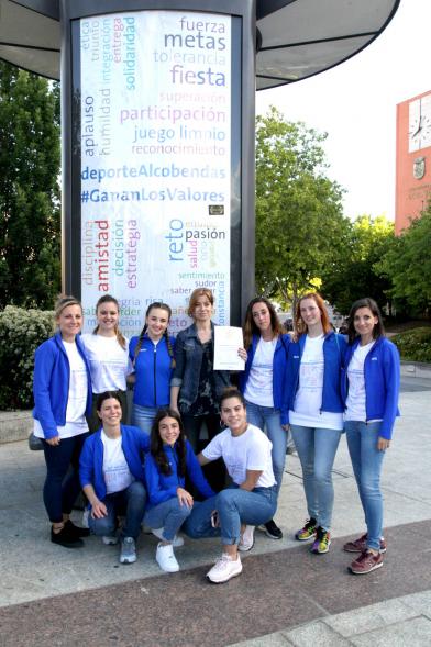 Presentación de la Campaña Juego Limpio - Imagen de un grupo de personas posando en el photocall de la campaña.