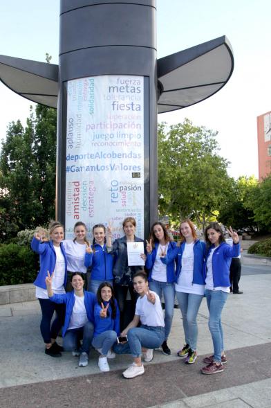 Presentación de la Campaña Juego Limpio - Imagen de un grupo de personas posando en el photocall de la campaña.
