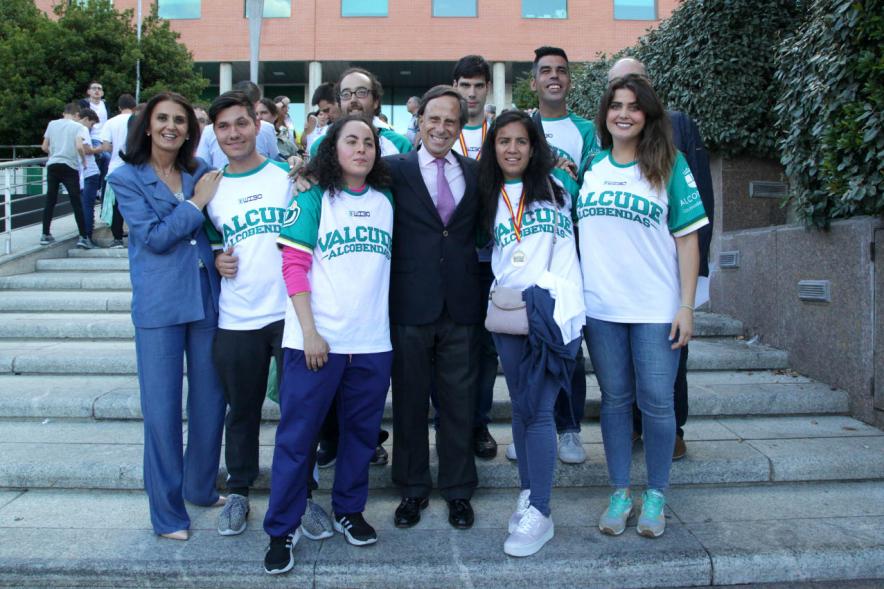 Presentación de la Campaña Juego Limpio - Imagen del alcalde García de Vinuesa posando con un grupo de personas.