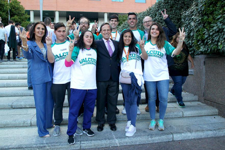 Presentación de la Campaña Juego Limpio - Imagen del alcalde García de Vinuesa posando con un grupo de personas.