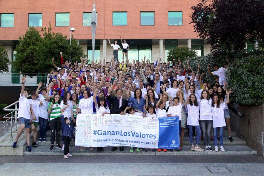 Presentación de la Campaña Juego Limpio - Imagen de todos los participantes en la campaña posando delante de una pancarta con su eslogan.