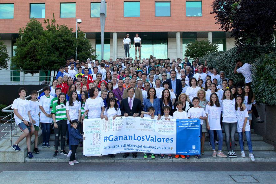 Presentación de la Campaña Juego Limpio - Imagen de todos los participantes en la campaña posando delante de una pancarta con su eslogan.