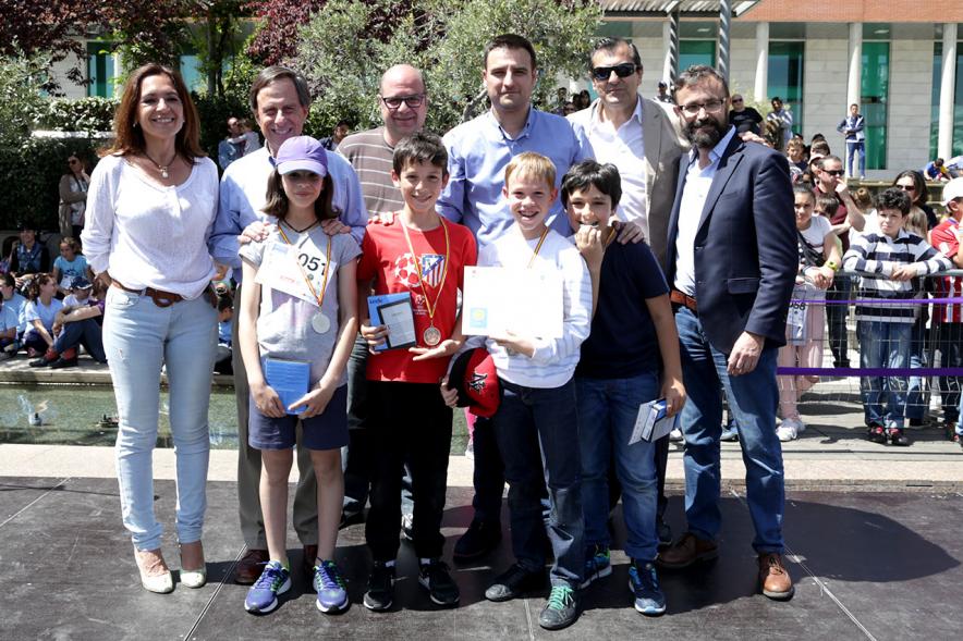 Ghymkana Matemática 2017 - Las autoridades con los premiados.