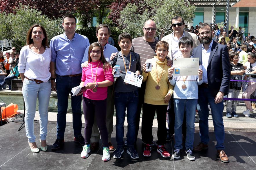 Ghymkana Matemática 2017 - Las autoridades con los premiados.