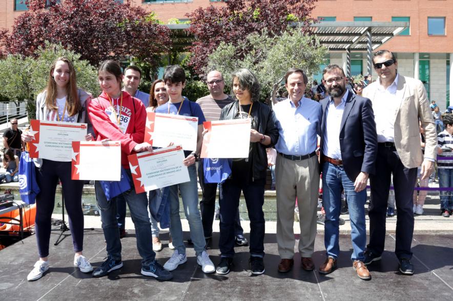 Ghymkana Matemática 2017 - Las autoridades con los premiados.