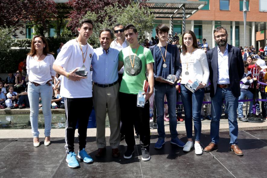 Ghymkana Matemática 2017 - Las autoridades con los premiados.
