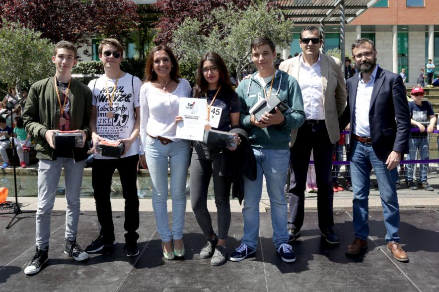 Ghymkana Matemática 2017 - Las autoridades con los premiados.
