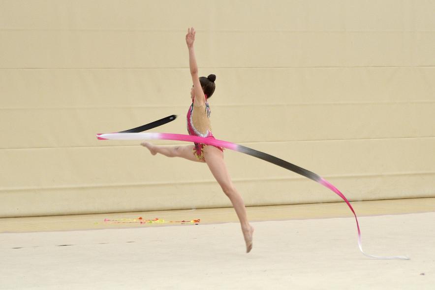 Gimnasta compitiendo en aparatos, concretamente en cinta
