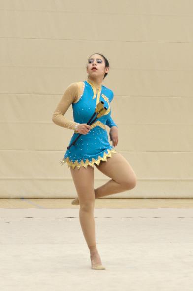Gimnasta compitiendo en aparatos, concretamente en mazas