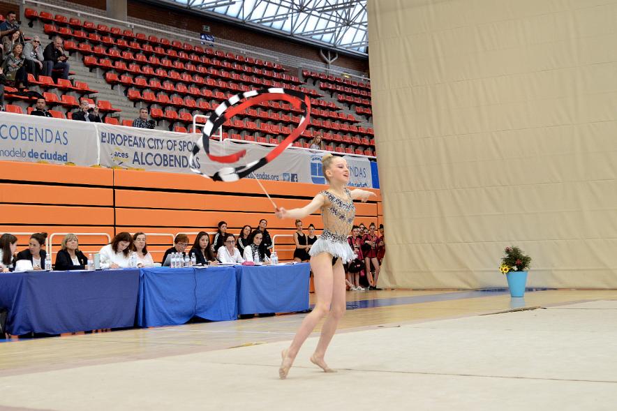 Gimnasta compitiendo en aparatos, concretamente en cinta