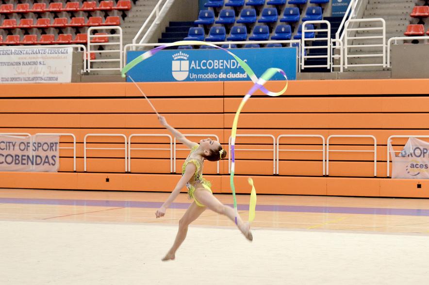 Gimnasta compitiendo en aparatos, concretamente en cinta