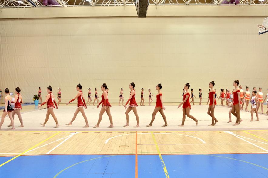 Participantes calentando