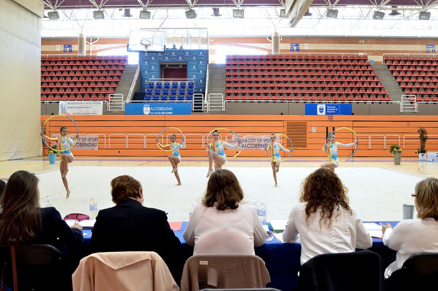Participantes en disciplina de aros vistos tras el jurado