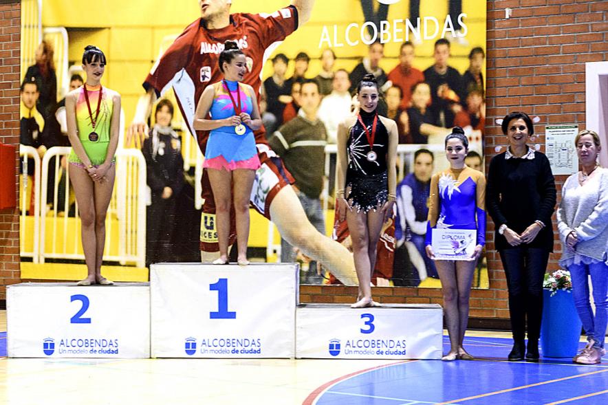 Torneo de Primavera de Gimnasia Rítmica - Imagen lateral del pódium de las ganadoras junto a la concejal de deportes Mar Rodríguez.