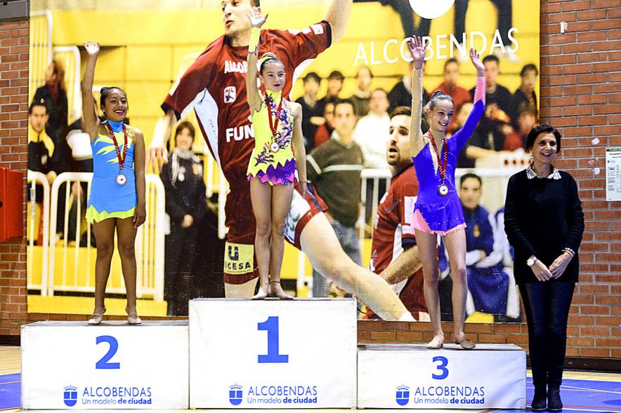 Torneo de Primavera de Gimnasia Rítmica - Pódium de las  ganadoras acompañadas de la concejal  de deportes Mar Rodríguez