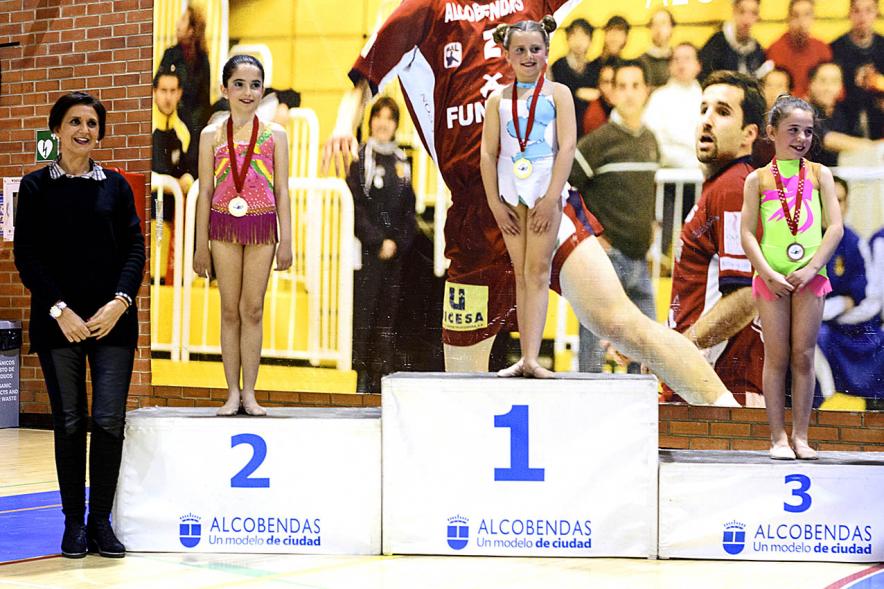 Torneo de Primavera de Gimnasia Rítmica - Pódium de las  ganadoras acompañadas de la concejal  de deportes Mar Rodríguez
