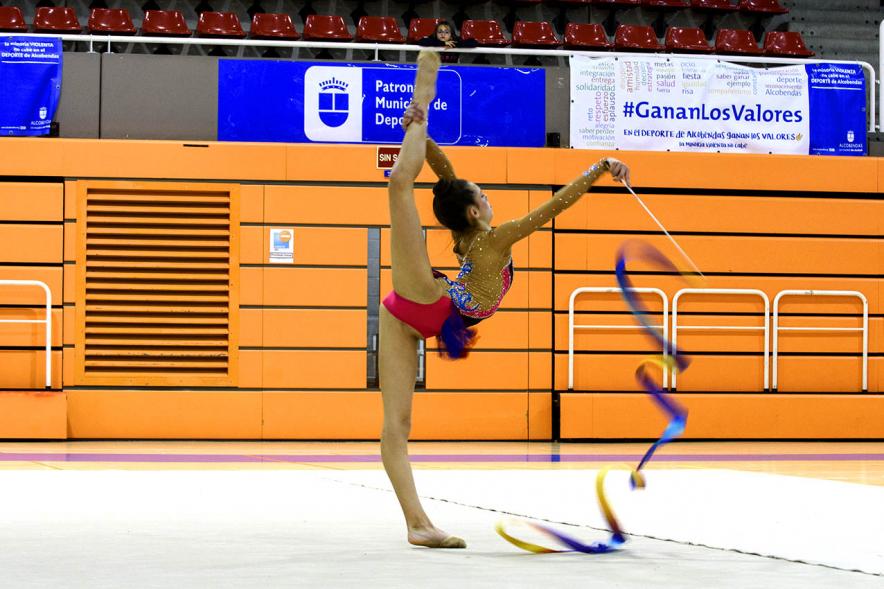 Torneo de Primavera de Gimnasia Rítmica - Primer plano de una joven gimnasta haciendo un ejercicio de cinta.