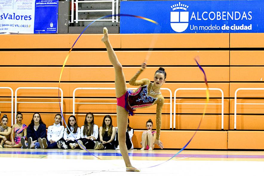 Torneo de Primavera de Gimnasia Rítmica -  Primer plano de una joven gimnasta haciendo un ejercicio de cinta.