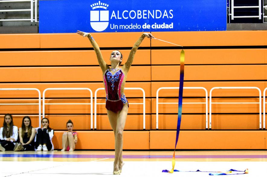 Torneo de Primavera de Gimnasia Rítmica - Primer plano de una joven gimnasta haciendo un ejercicio de cinta.