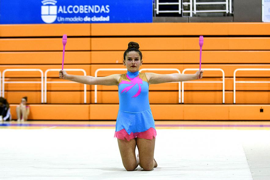 Torneo de Primavera de Gimnasia Rítmica - Primer plano de una joven gimnasta haciendo un ejercicio de mazas.