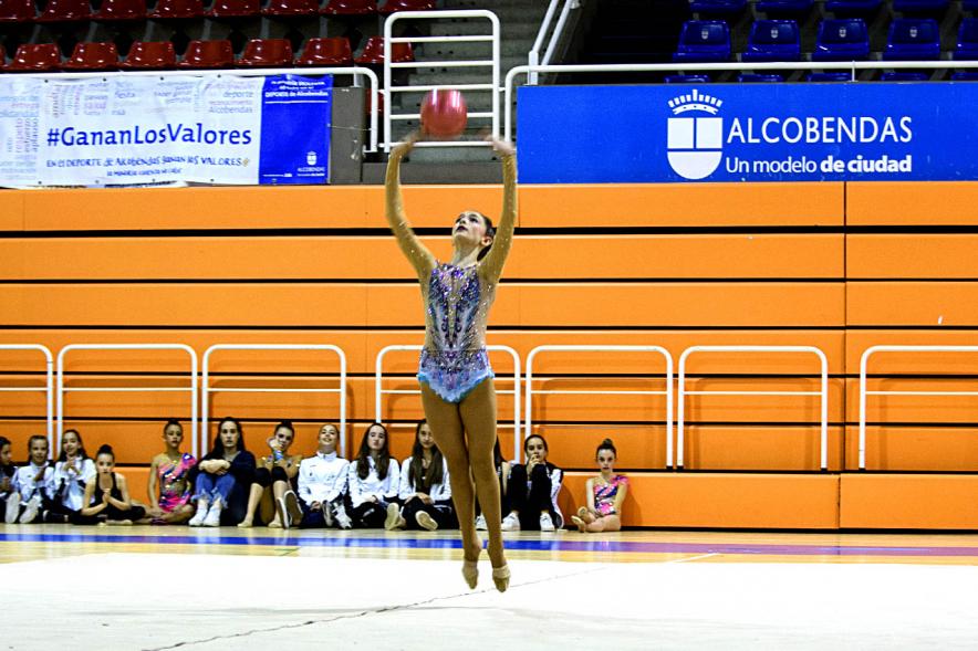Torneo de Primavera de Gimnasia Rítmica - Primer plano de una gimnasta haciendo un ejercicio de pelota.