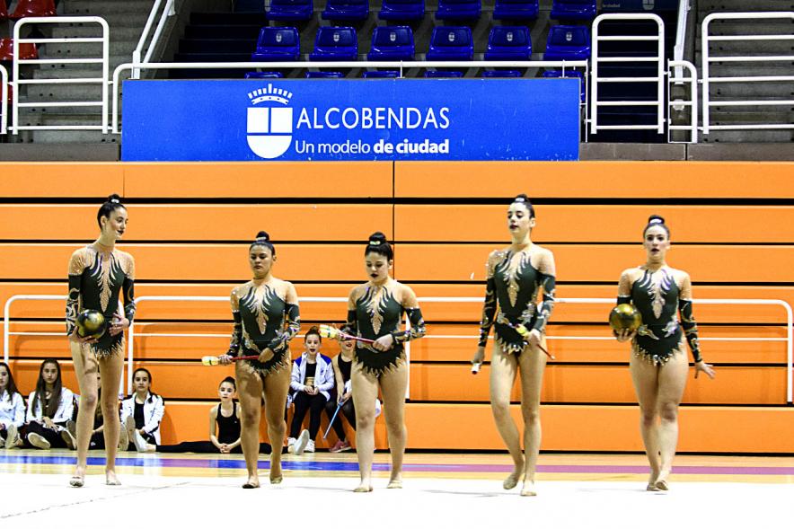 Torneo de Primavera de Gimnasia Rítmica - Primer plano de un mismo  equipo de gimnasia sobre la pista.