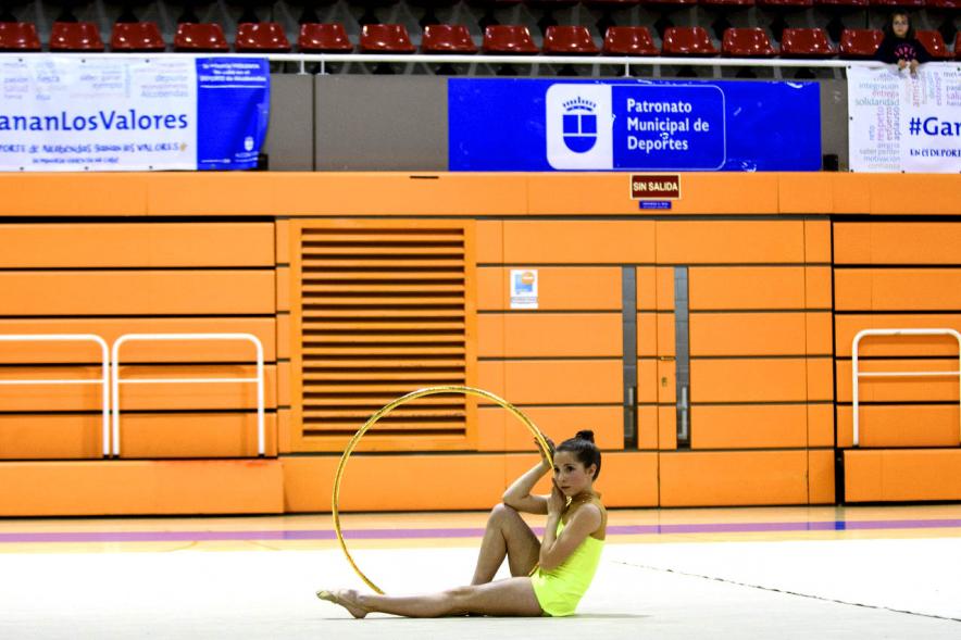 Torneo de Primavera de Gimnasia Rítmica -Primer plano de una joven gimnasta haciendo un ejercicio de aro.
