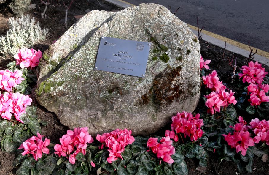 Acto de Denominación de la Glorieta Mary Ward detalle piedra con placa conmemorativa