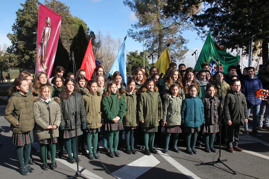 Acto de Denominación de la Glorieta Mary Ward detalle niñas en fila