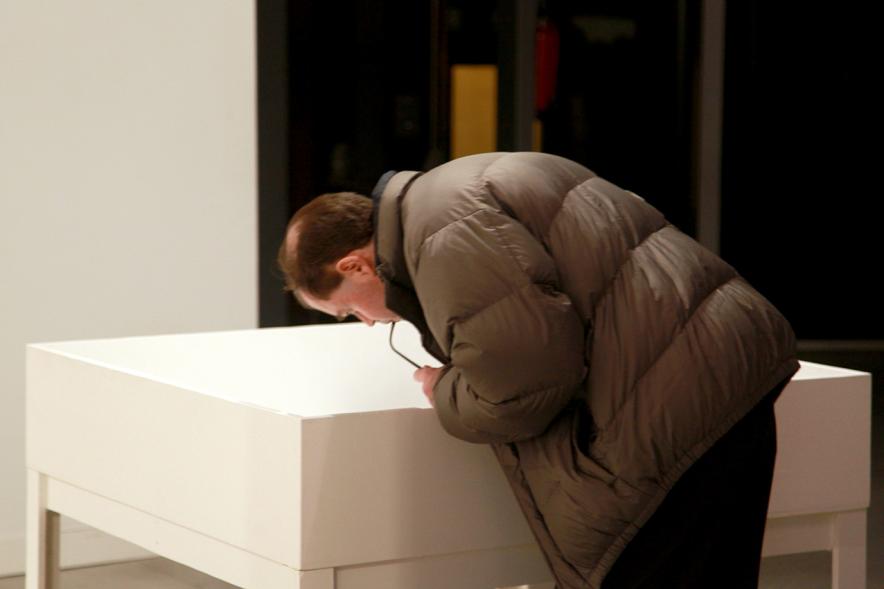 Inauguración Exposición de Gonzalo Elvira "12 Canciones Concretas" - Imagen de persona mirando los cuadros de la exposición.