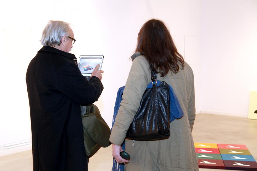 Inauguración Exposición de Gonzalo Elvira "12 Canciones Concretas" - Imagen de personas mirando los cuadros de la exposición.