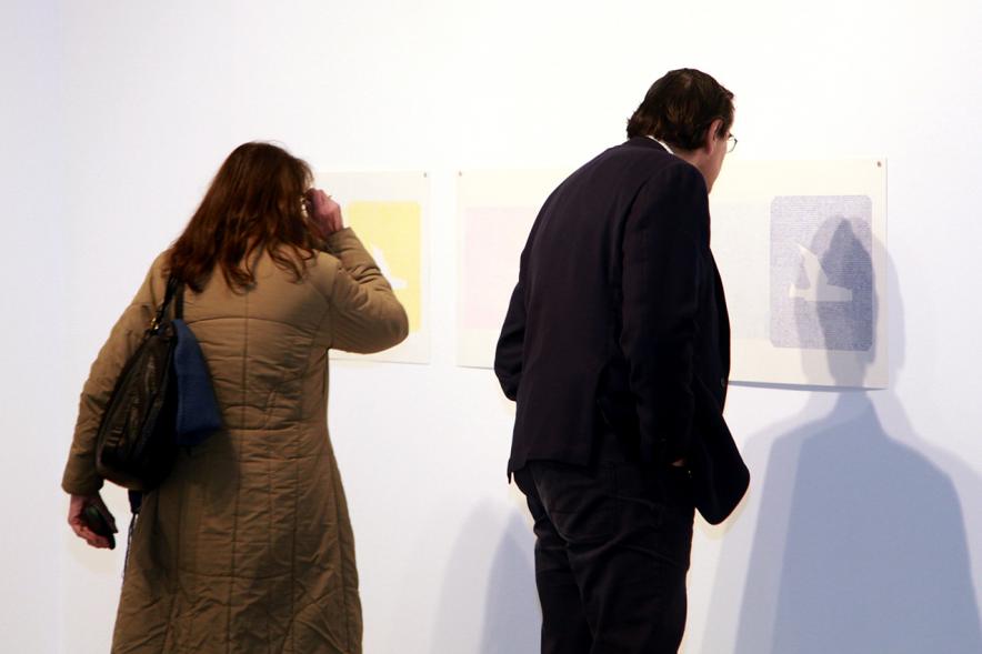 Inauguración Exposición de Gonzalo Elvira "12 Canciones Concretas" - Imagen de personas mirando los cuadros de la exposición.
