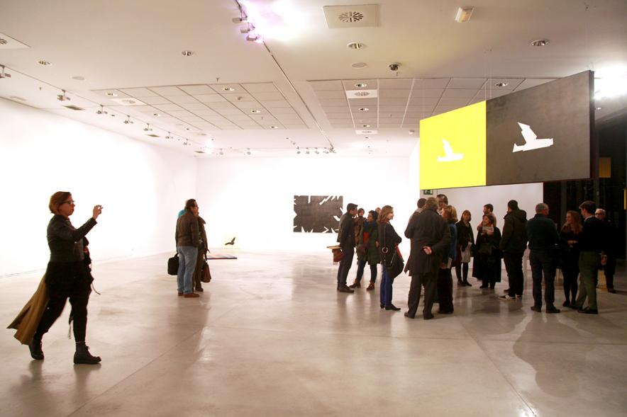 Inauguración Exposición de Gonzalo Elvira "12 Canciones Concretas" - Imagen de personas mirando los cuadros de la exposición.