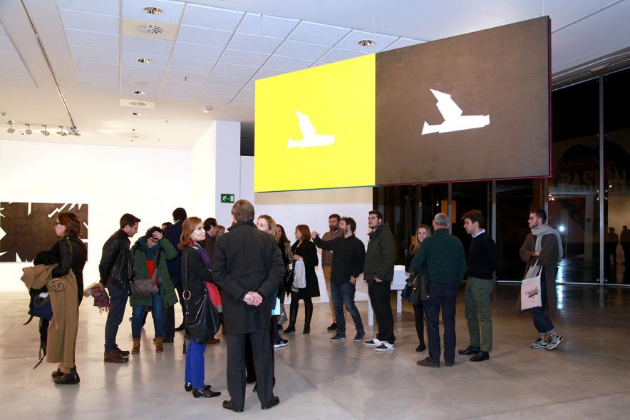 Inauguración Exposición de Gonzalo Elvira "12 Canciones Concretas" - Imagen de personas asistiendo a la exposición.
