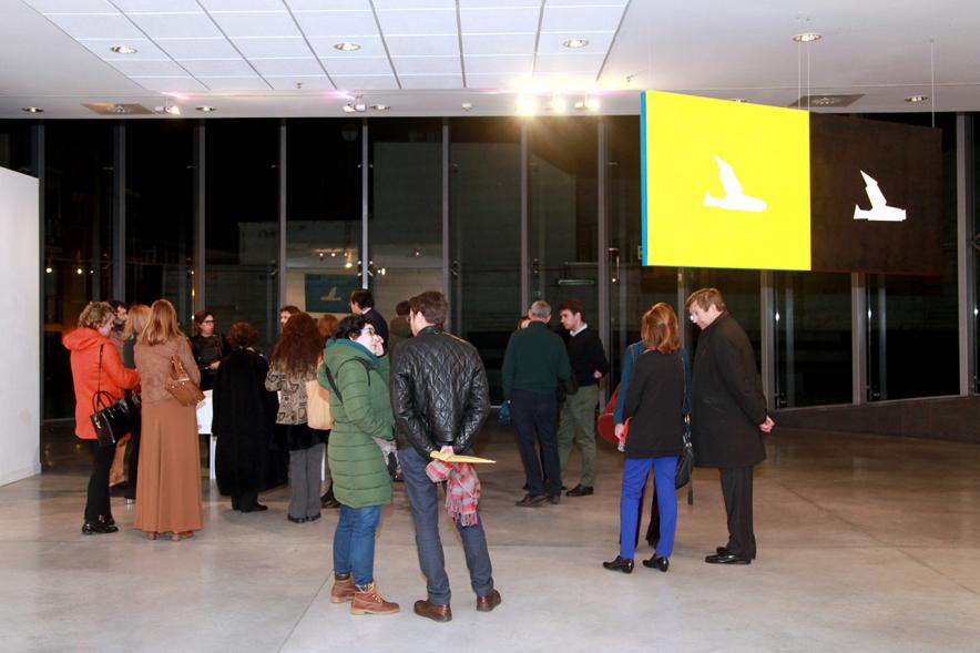 Inauguración Exposición de Gonzalo Elvira "12 Canciones Concretas" - Imagen de personas asistiendo a la exposición.