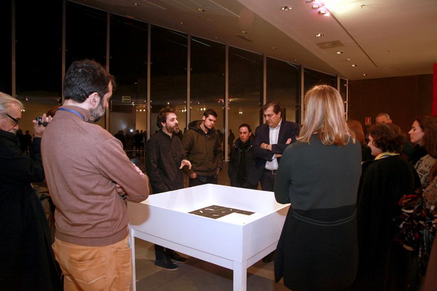 Inauguración Exposición de Gonzalo Elvira "12 Canciones Concretas" - Imagen del autor de Gonzalo Elvira explicando una de sus obras a los visitantes.