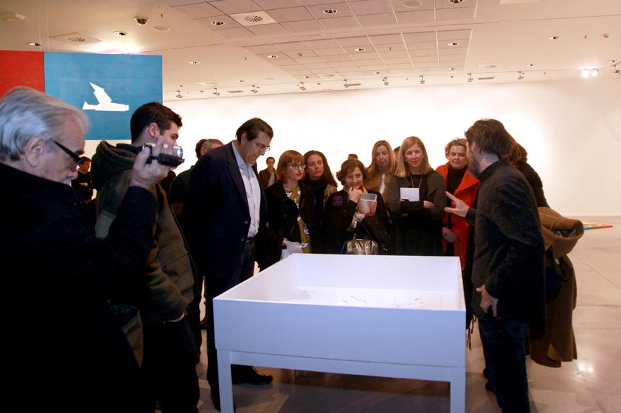 Inauguración Exposición de Gonzalo Elvira "12 Canciones Concretas" - Imagen del autor de Gonzalo Elvira explicando una de sus obras a los visitantes.